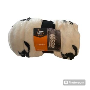 NWT Hide and Eek! Black Cats Halloween Throw